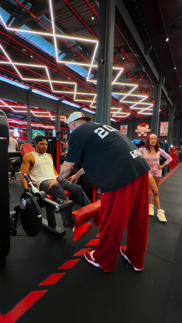 Conhecendo o paizão logo no leg day hein @tirullipa 🤪